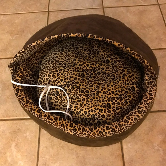 Heated pet bed with removable top